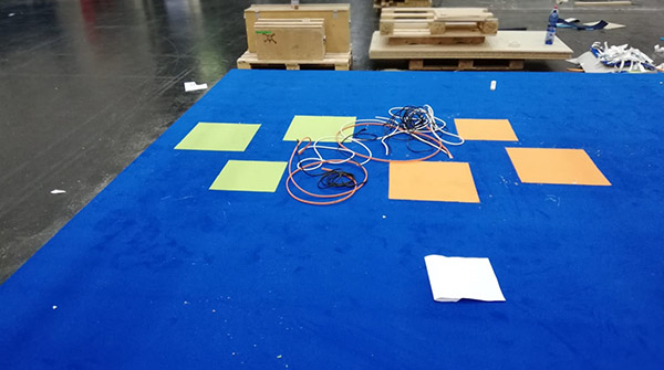 Verlegung auf einem Messestand auf der DMEXCO in Köln. Verlegung auf einem Messestand auf der DMEXCO in Köln.